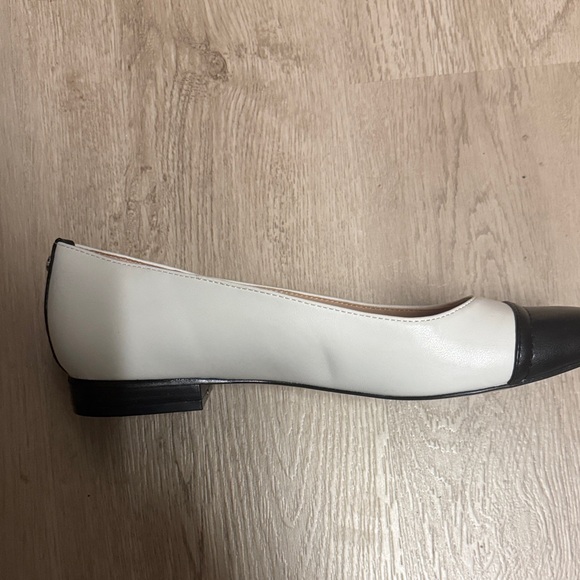 Bandolino Black and White Flats - Picture 3 of 6